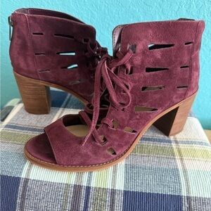 VINCE CAMUTO burgundy lace up heels Size 7